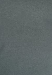 Teksturirana tkanina u čvrstoj tamnoj plavoj-zelenoj boji s glatkim, pletenim uzorkom. Nema vidljivih logotipa ili ukrasa.