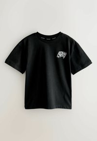 Czarny bawełniany t-shirt z krótkimi rękawami, okrągłym dekoltem i białym logo graficznym na lewej piersi. Gładka tekstura, swobodny krój.