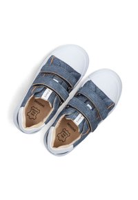 Blauwe denim sneakers met witte rubberen zolen, twee klittenbandsluitingen en beige accenten aan de binnenkant. Heeft een gladde textuur en gestikte details.