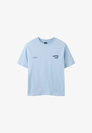 Lyseblå T-shirt med korte ærmer og rund hals, lille sort tekst "FOR THE PEOPLE OF TOMORROW" på venstre bryst og stiliseret "B" logo på højre bryst.