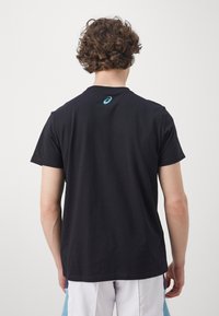 ASICS COURT CORE GRAPHIC TEE - T-shirts print - performance black