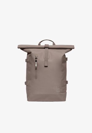 Taupe rulle-top rygsæk med en front lodret lynlåslomme, sidelommer, øverste håndtag og "GOT BAG" logo på den nederste front.