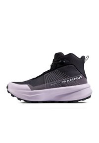 Bottes de randonnée noires et violettes avec une tige texturée, un logo Gore-Tex et une semelle rembourrée dotée d'une semelle robuste pour une bonne adhérence.