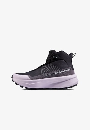 Zwarte en paarse wandelschoenen met een gestructureerde bovenkant, Gore-Tex branding en een gevoerde zool met een robuust profiel voor grip.