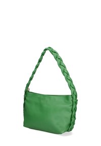 Borsa a spalla verde in pelle con tracolla intrecciata. Texture liscia, forma rettangolare e dettaglio metallico vicino al punto di attacco della tracolla.