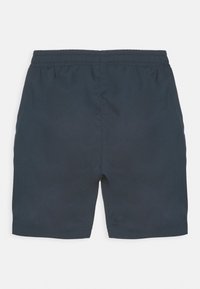 Jūrų mūšio šortai su elastine juosta, lygaus paviršiaus be matomų raštų ar detalių. Sukurti komfortui ir lankstumui.