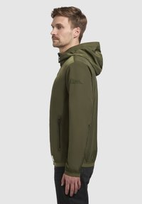 Hooded Jacke aus olivgrünem Nylon, mit einer seitlichen Reißverschlusstasche, elastischen Bündchen und einem Logo-Patch auf der Schulter. Slim-Fit-Design.