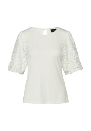 Weiße Bluse mit kurzen Ärmeln, aufgebauschten Spitzenärmeln und rundem Ausschnitt mit kleinem Schlüsselloch-Knopfverschluss hinten.