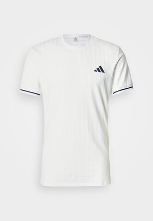 Bílé tričko s krátkým rukávem s vertikálním žebrováním, kulatým výstřihem, tmavě modrými detaily na rukávech a malým černým logem adidas na hrudi.