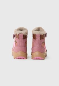 Korta rosa stövlar med brunt läderdetalj, fuzzy beige foder och rosa gummisulor, som har en blandning av texturerade material och högdesign.