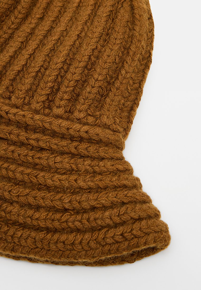 Braune gestrickte Mütze mit Rippendesign und texturiertem Finish. Weiches Garn mit einem umgeschlagenen Saum für zusätzlichen Wärme- und Stilfaktor.