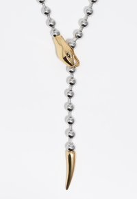 Naszyjnik z koralików z metalowymi srebrnymi koralikami, z złotym zapięciem w kształcie węża oraz złotym wiszącym zębem na dole.