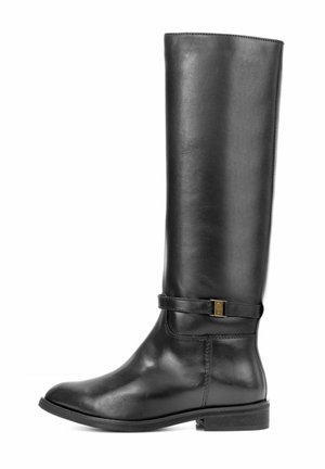 Czarne skórzane buty za kolano z niskim obcasem i dekoracyjnym paskiem z małą złotą klamrą po zewnętrznej stronie.
