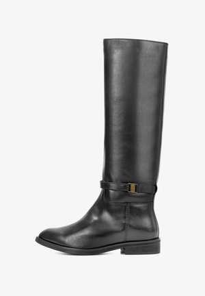 Czarne skórzane buty za kolano z niskim obcasem i dekoracyjnym paskiem z małą złotą klamrą po zewnętrznej stronie.