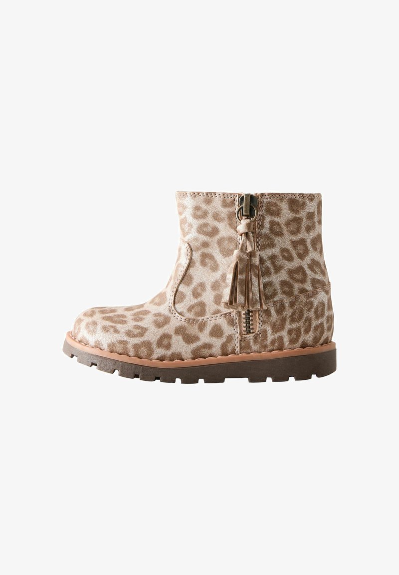 Beige leopard rakstainās potītes zābaki ar teksturētu virsmu. Iekļauj sānu rāvējslēdzēju un pušķa akcentu. Gumijas zole nodrošina saķeri.