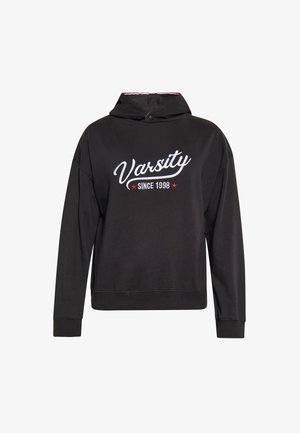 Zwarte hoodie met op de voorkant de graphics "Varsity Since 1998" in wit en rood, met een hoge kraag en drukknoopdetail. Zachte textuur, ontspannen pasvorm.