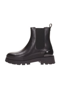 Bottine en cuir noir avec des panneaux élastiques sur les côtés, semelle en caoutchouc épaisse et tirette. Surface lisse avec une finition mate et des accents texturés.