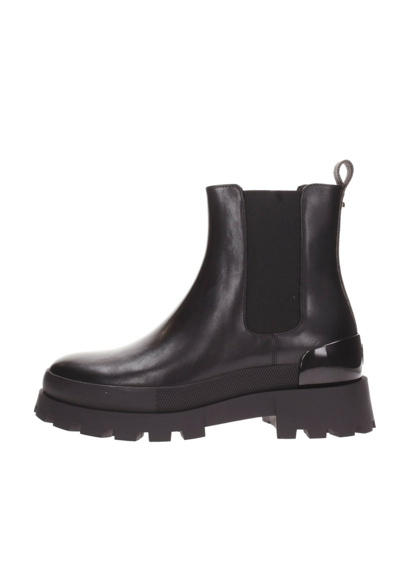 Bottine en cuir noir avec des panneaux élastiques sur les côtés, semelle en caoutchouc épaisse et tirette. Surface lisse avec une finition mate et des accents texturés.