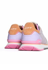 Zapatillas que presentan una combinación de tonos lavanda claros y rosas, materiales de ante y sintéticos, con una suela blanca y rosa y la marca "HOFF".