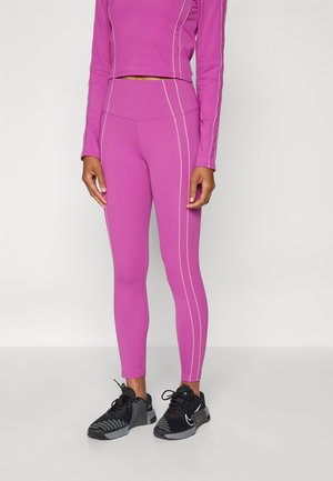 Conjunto atlético ajustado en rosa brillante, que incluye una camiseta de mangas largas y leggings a juego con franjas reflectantes. Los materiales parecen elásticos y suaves.