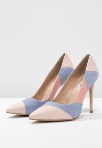 Spetsiga högklackade skor med färgblockdesign i ljusrosa, blått och texturerade m önster; elegant stilettklack och slät innerfoder.