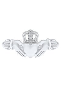Silverfärgad ring som föreställer ett hjärta hållit av två händer, prytt med en krona på toppen. Texturerade detaljer på händerna och kronan.
