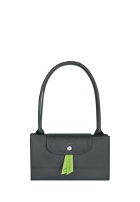 Borsa in pelle grigia con un manico singolo, dotata di una chiusura a pattina testurizzata, accessori in argento e un'etichetta verde con logo.