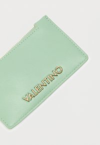 Δερμάτινο πορτοφόλι για κάρτες σε μέντα, με χρυσό λογότυπο "VALENTINO". Διαθέτει κλείσιμο με φερμουάρ και υφή επιφάνειας για ομαλή αίσθηση.