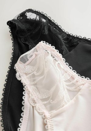 Dve nátelníky s krajkovým lemom, ktoré sa prekrývajú, jeden čierny s kvetinovou čipkou a druhý svetloružový s priehľadnými panelmi s vyšívanou čipkou.