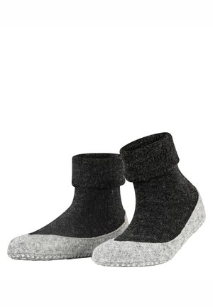 Para czarnych i szarych wełnianych skarpetek kapci z antypoślizgową podeszwą i mankietami do podwinięcia.