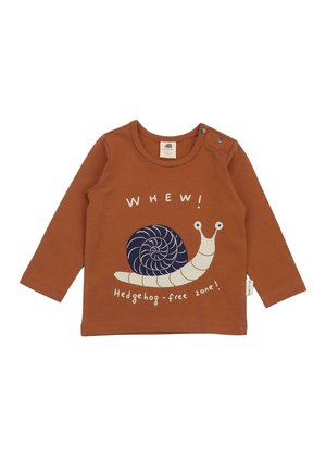 Braunes Langarmhemd mit einem weißen und marineblauen Schneckenmotiv sowie dem Text "WHEW! Igel-freie Zone!" und Druckknöpfen an der Schulter.