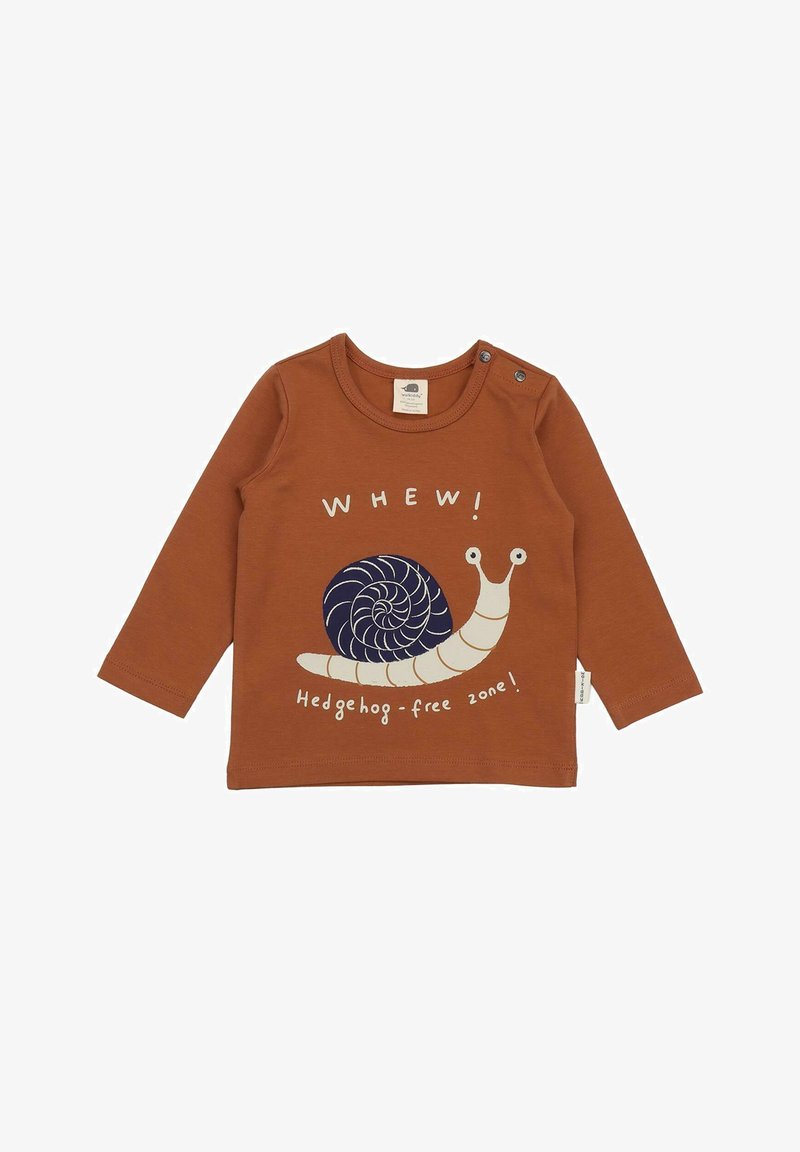 Braunes Langarmhemd mit einem weißen und marineblauen Schneckenmotiv sowie dem Text "WHEW! Igel-freie Zone!" und Druckknöpfen an der Schulter.