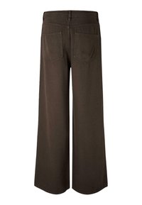 Pantaloni larghi realizzati in tessuto marrone, con due tasche posteriori, cuciture a vista e una vita alta con finitura liscia.