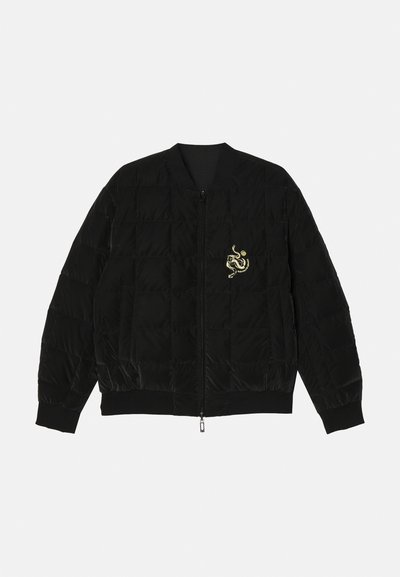 Sort pufferjakke med quiltet design, ribbede manchetter og kant. Har et guld broderet grafik på venstre forside og en lynlås foran.