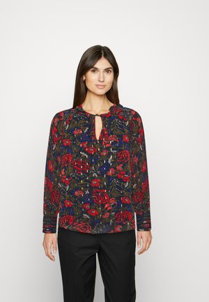 Blusa de manga longa estampada com base azul-marinho, rosas vermelhas e folhagem verde. Decote em forma de olho-chave e tecido franzido nos ombros.