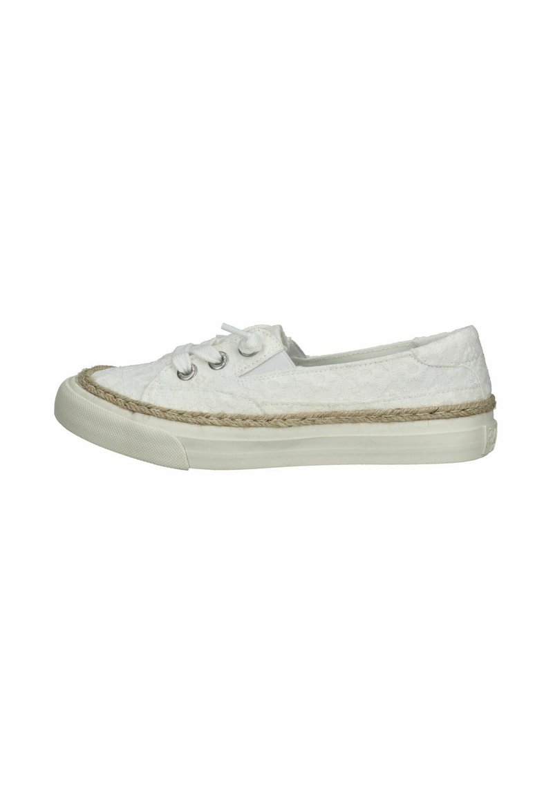 Sneakers bianchi in tela con bordino in juta intrecciata, punta tonda e due paia di occhielli metallici per i lacci. Design semplice e casual.