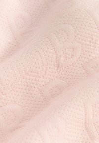 Strukturiertes, hellpinkes Gewebe mit einem gewebten Muster. Weiche Oberfläche und leichter Stretch, mit kleinen, erhabenen Designs, die visuelles Interesse schaffen.