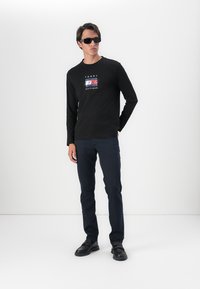 Tommy Hilfiger LINEAR FLAG GRAPHIC TEE - Langarmshirt - black