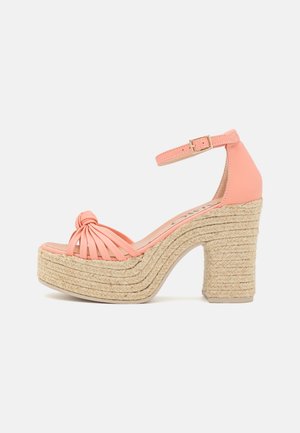 Korallysrosa højhælede sandal med ankelrem, knyttede frontstropper og tyk flettet platformsål samt chunky hæl.