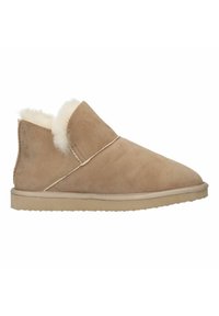 Beige enkellaars van suede, met een zachte bontvoering, asymmetrisch ontwerp en een platte rubberen zool voor comfort.
