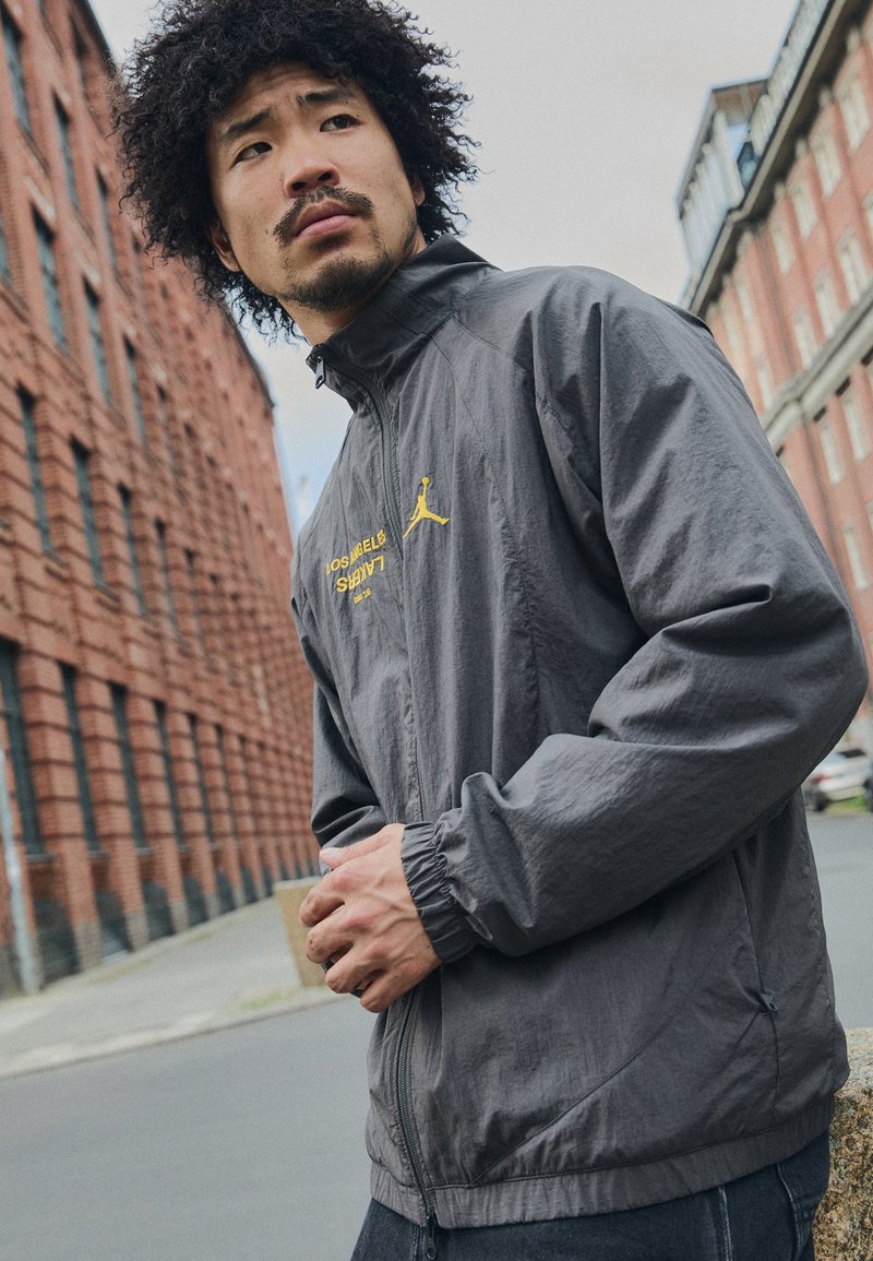 Nike Performance NBA LOS ANGELES LAKERS JORDAN JACKET - Træningsjakke - medium ash/purple smoke