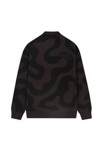 Brauner Strickpullover mit schwarzem abstraktem Muster, Rundhalsausschnitt, gerippten Bündchen und Saum, mit einem dezenten Logodetail auf der Rückseite.