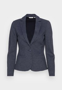 Granatowa marynarka wykonana z fakturowanej tkaniny, z wyciętym kołnierzem, zapięciem na jeden guzik i dwoma przednimi kieszeniami. Dopasowany krój z długimi rękawami.
