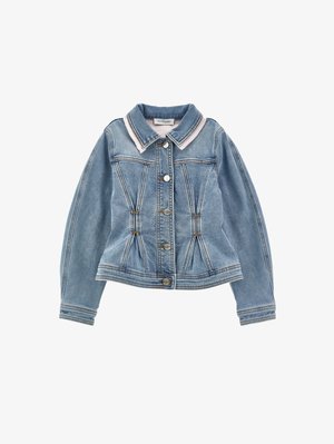 Chaqueta vaquera azul claro con botones al frente, costuras estructuradas y detalle de cuello en contraste blanco y azul.