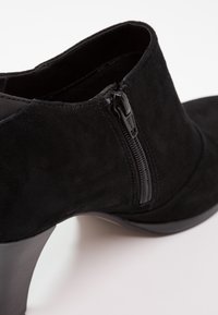 Clarks Kotníková obuv - black