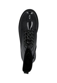Botín de tobillo de charol negro con diseño de cordones y cierre de cremallera. Acabado brillante, punta redondeada, cordones negros en contraste y detalles texturizados.