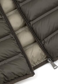 Kurtka puchowa z ciemnoszarym materiałem zewnętrznym, beżową podszewką, poziomym pikowaniem oraz podwójnymi zamkami z metalowymi detalami.