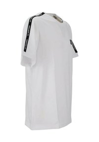 T-shirt bianco a maniche corte con accenti neri sulle spalle e una tasca sul petto. Realizzato in tessuto morbido, presenta un collo giro e una vestibilità casual.