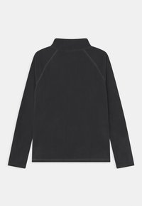 Pullover in pile nero con colletto alto, maniche lunghe a raglan, cuciture piatte e una texture liscia; colore principalmente solido senza motivi visibili.