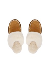 Pantofole in suede marrone confodera in shearling bianco, caratterizzate da una punta arrotondata e da cuciture decorative bianche lungo i bordi.